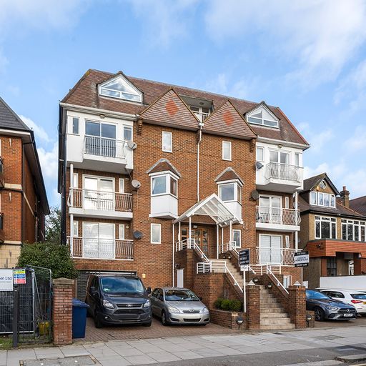 3 bed flat for sale in Flat 6, Highview House, 6 Queens Road, London NW4, £725,000