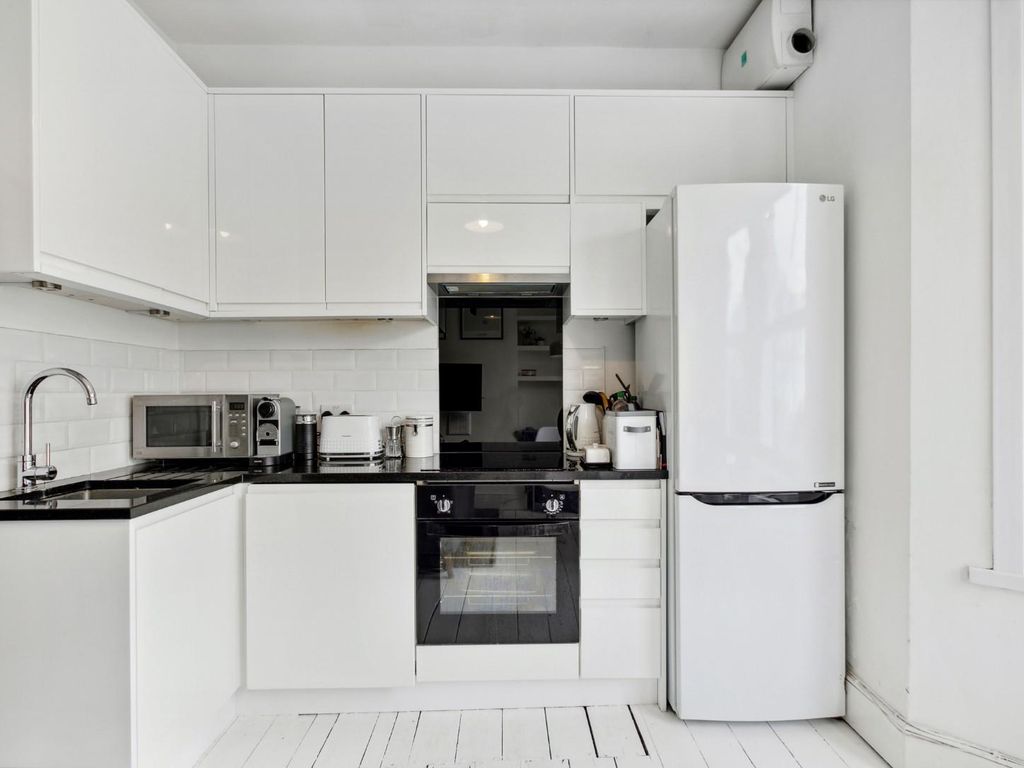 2 bed flat for sale in Shakespeare Road, London SE24, £450,000