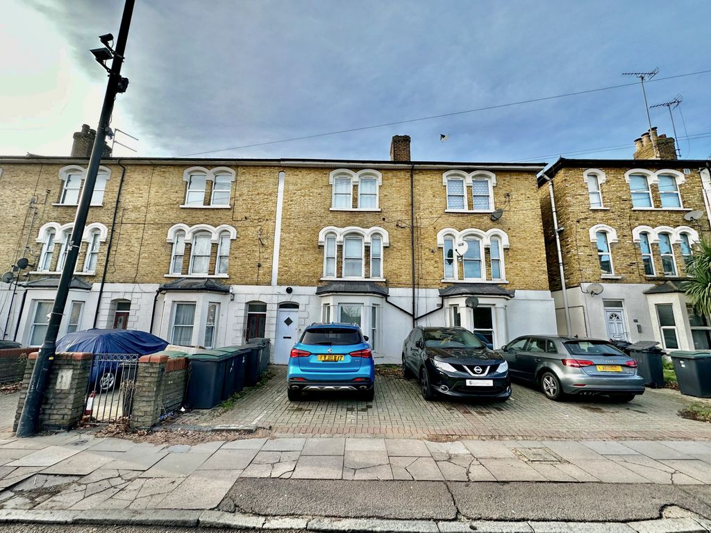 3 bed flat for sale in Hornsey Park Road, London N8, £420,000