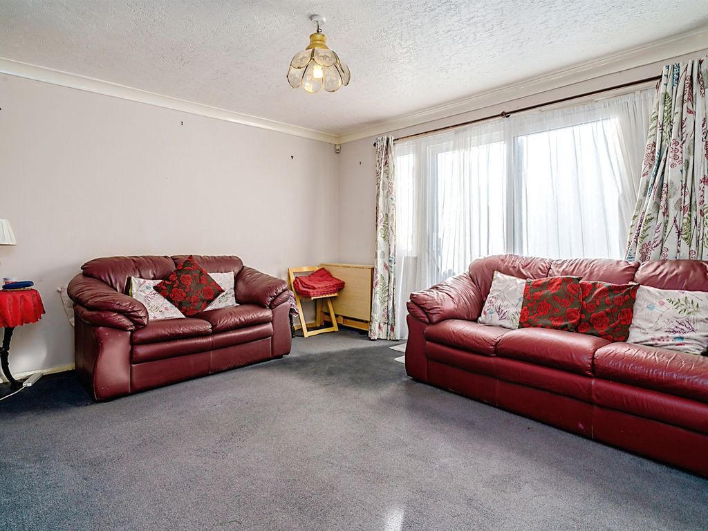 3 bed property for sale in Arrow Close, Luton LU3, £190,000