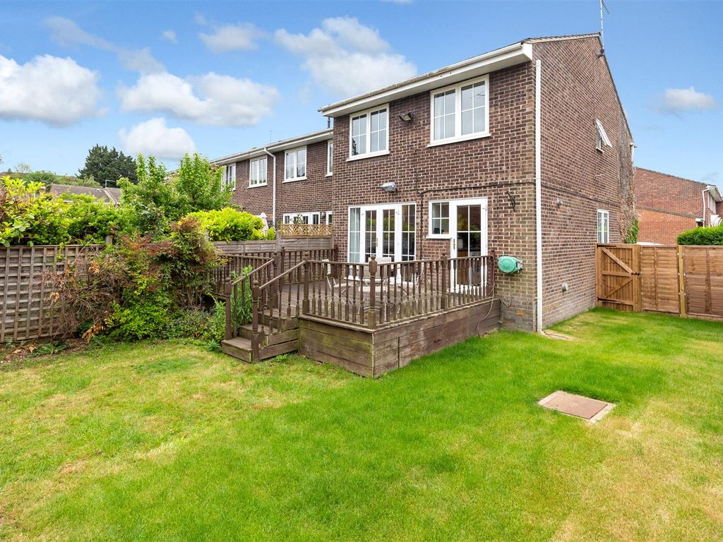 4 bed end terrace house for sale in Glovers Close, Hertford SG13, £525,000