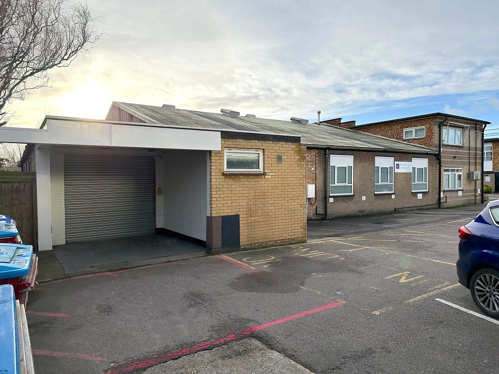 Warehouse to let in Station Close, Potters Bar EN6, £48,000 pa