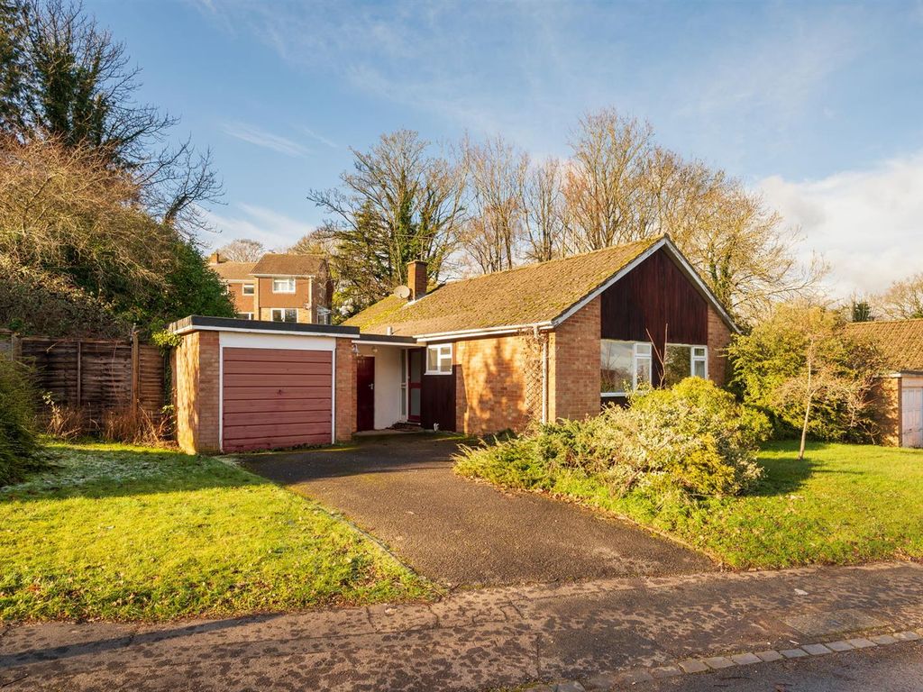 3 bed detached bungalow for sale in Valley Road, Henley-On-Thames RG9, £550,000