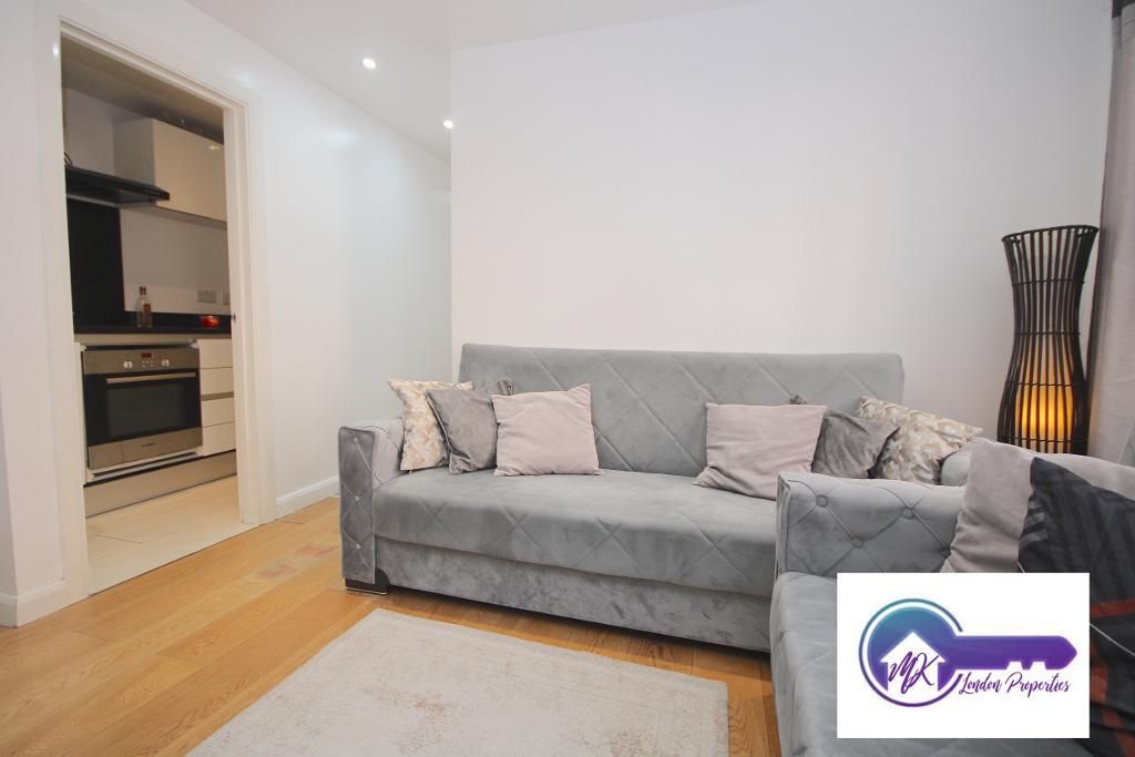 2 bed flat to rent in Nutford Place, St George
