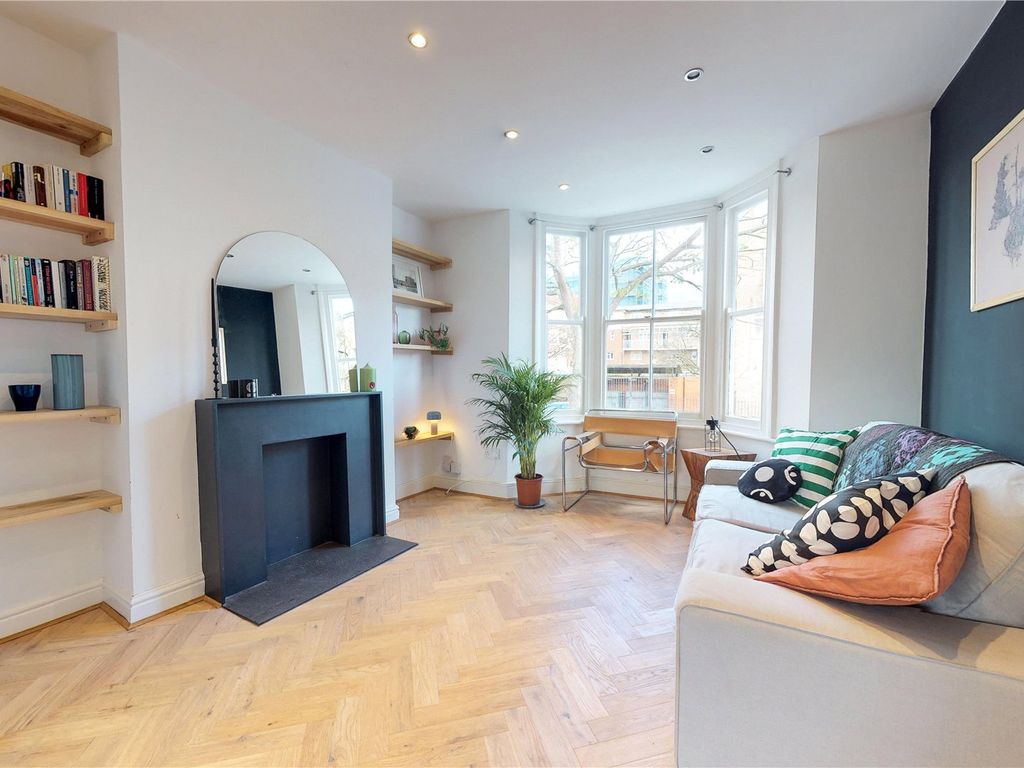 2 bed flat for sale in Glyn Road, London E5, £525,000