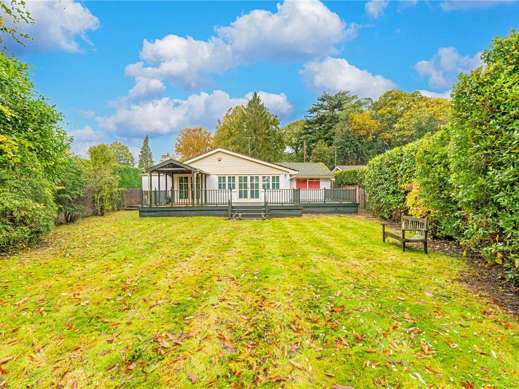 5 bed bungalow for sale in Finchampstead, Wokingham, Berkshire RG40, £800,000