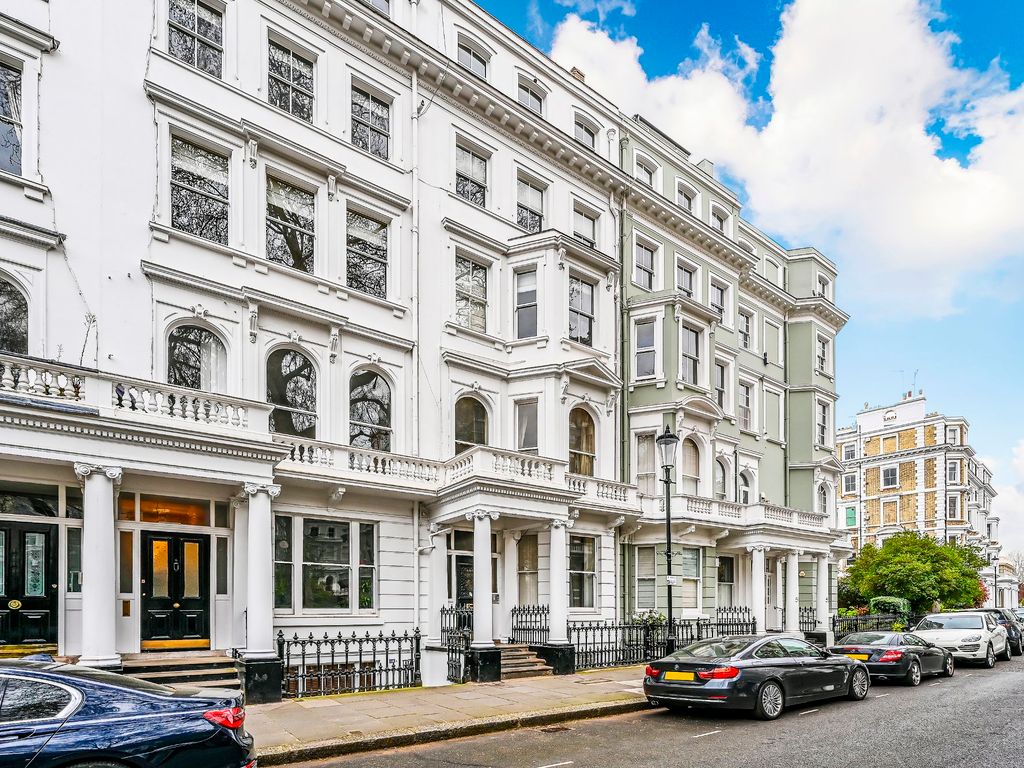 2 bed flat for sale in Cornwall Gardens, London SW7, £950,000
