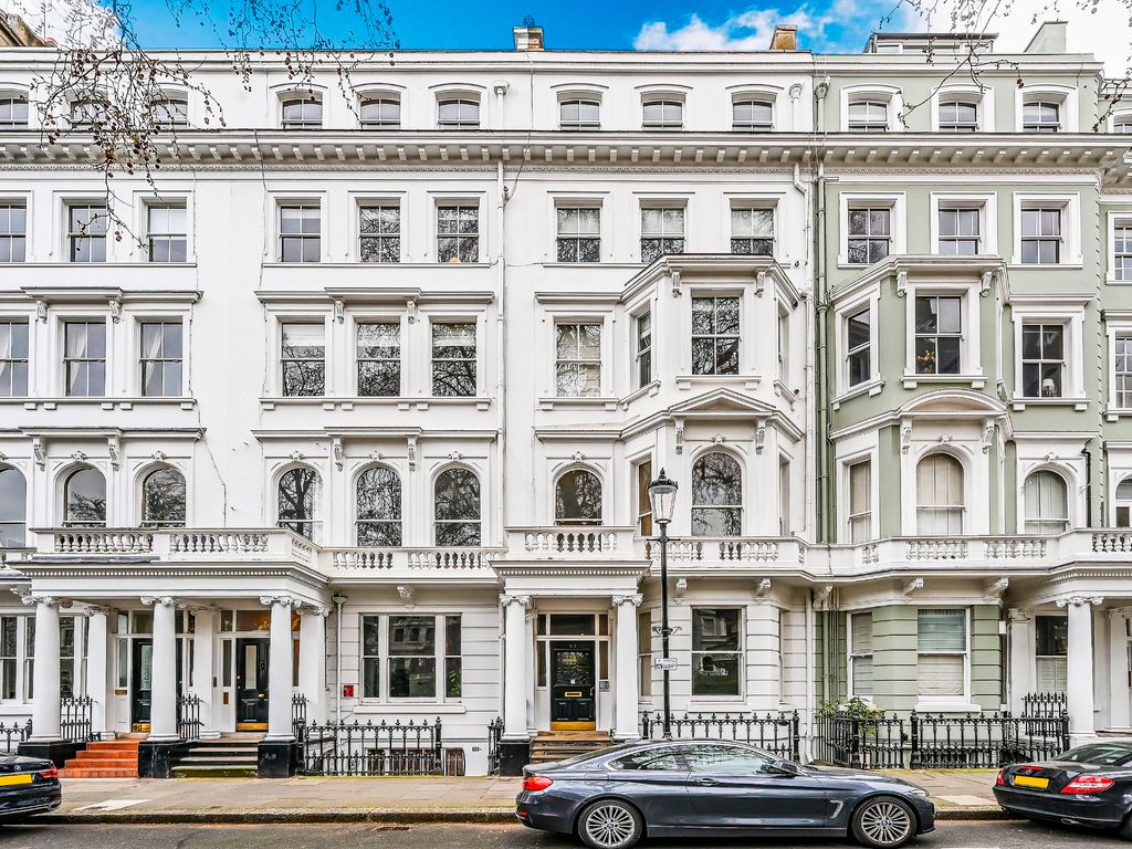 2 bed flat for sale in Cornwall Gardens, London SW7, £950,000