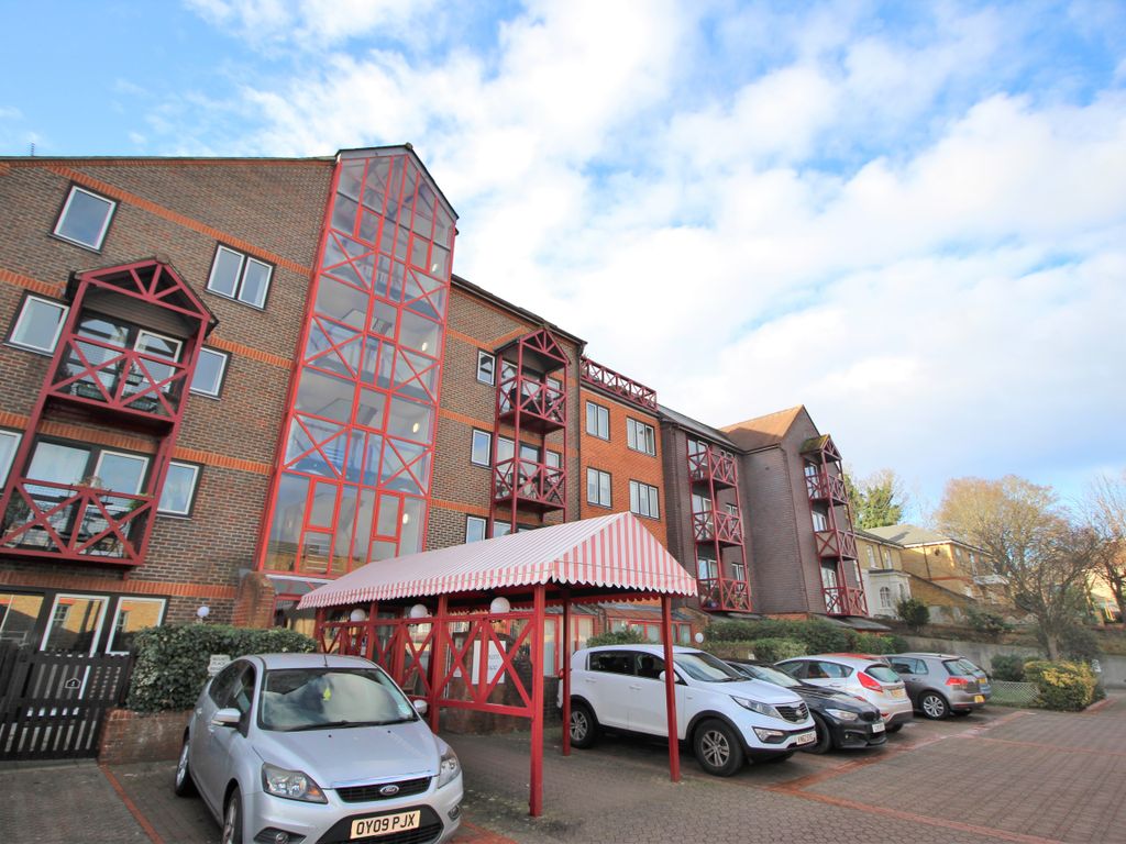 1 bed flat for sale in Mount Place, The Mount, Guildford GU2, £120,000