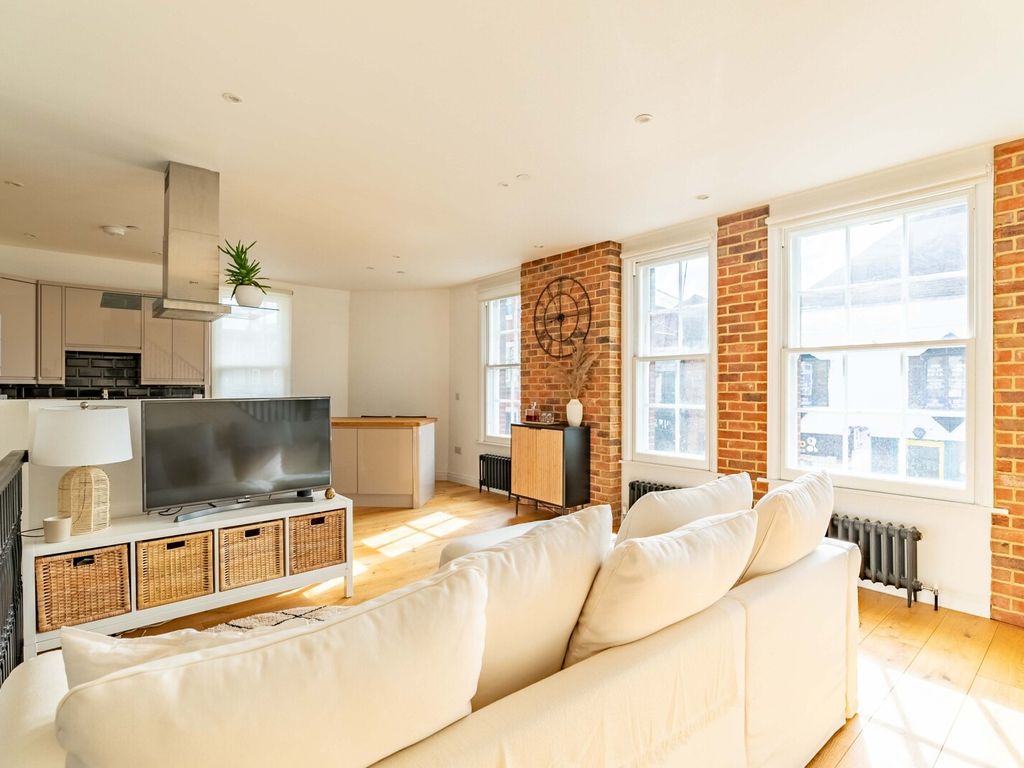 2 bed flat for sale in Sovereign Way, St. Albans, Hertfordshire AL3, £480,000