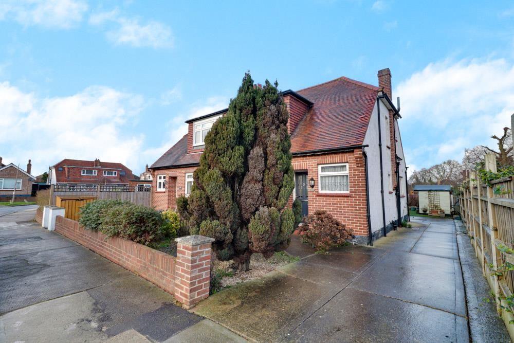 2 bed property for sale in Olive Avenue, Leigh-On-Sea SS9, £400,000