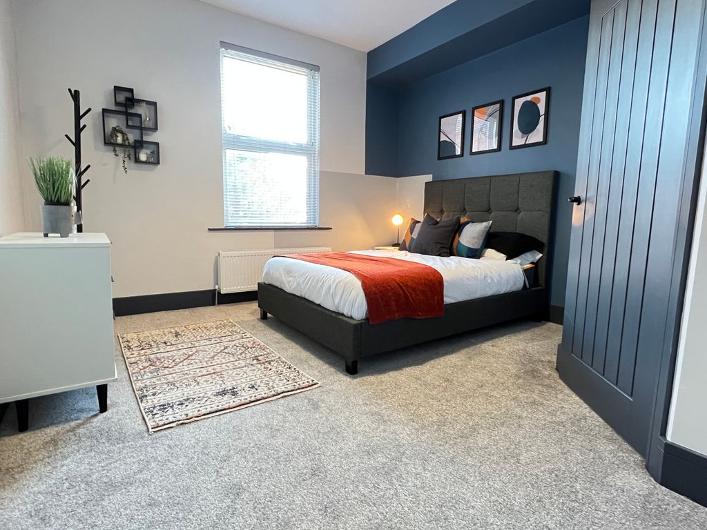 Room to rent in Room 4, Hollyshaw Lane, Leeds LS15, £750 pcm