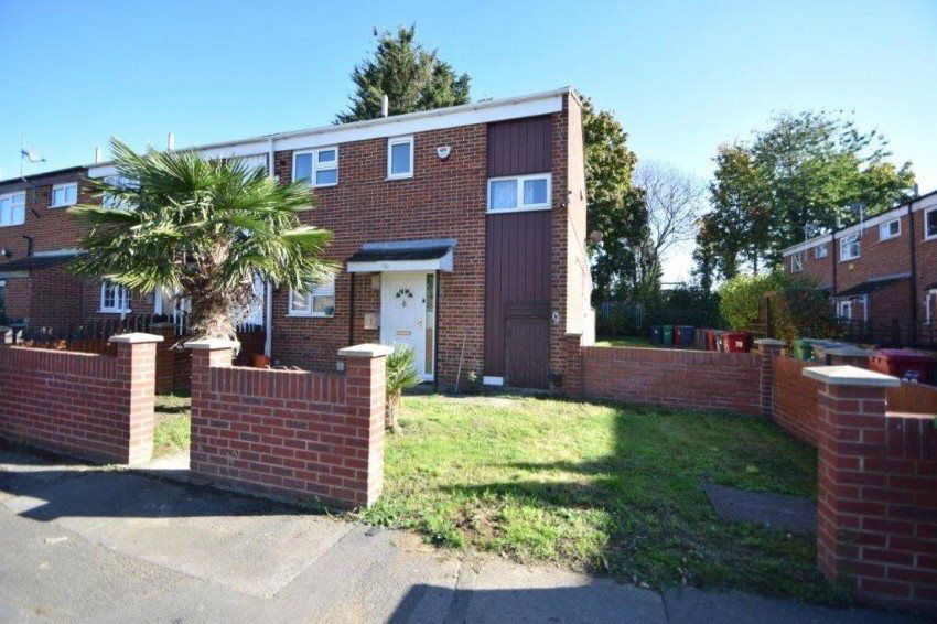 3 bed end terrace house for sale in Greenside, Slough, Slough SL2, £400,000