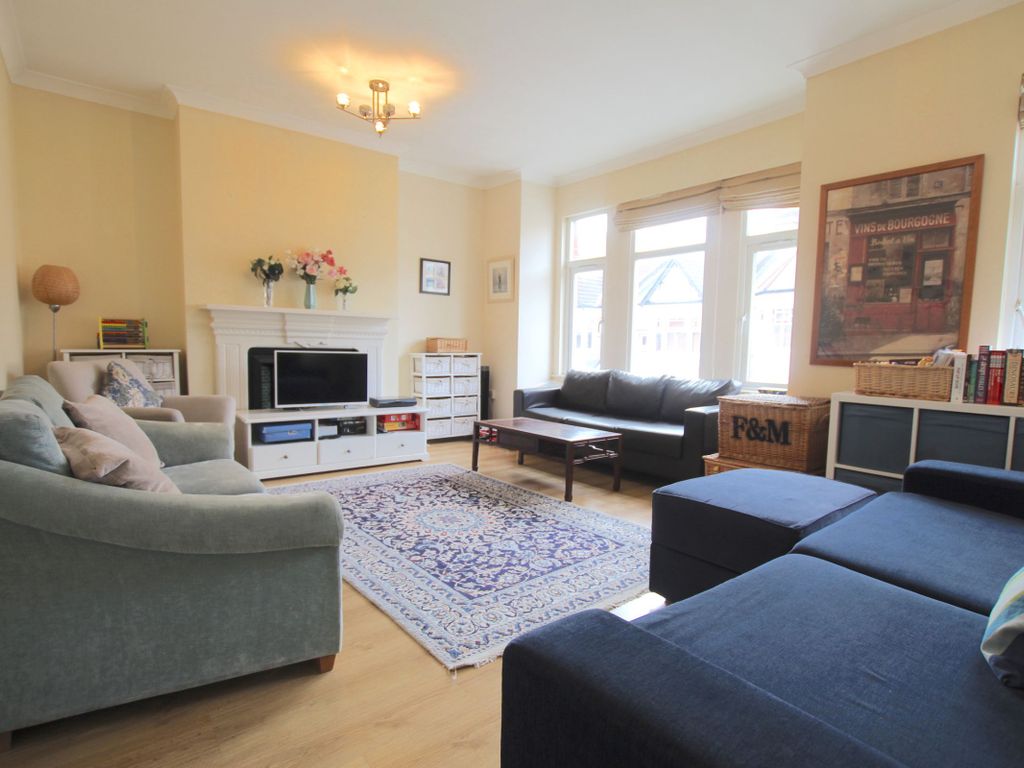 2 bed maisonette to rent in Ingram Road, London N2, £2,000 pcm