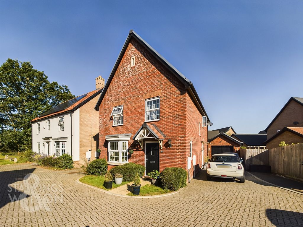 4 bed detached house for sale in Foxes Close, Poringland, Norwich NR14, £350,000