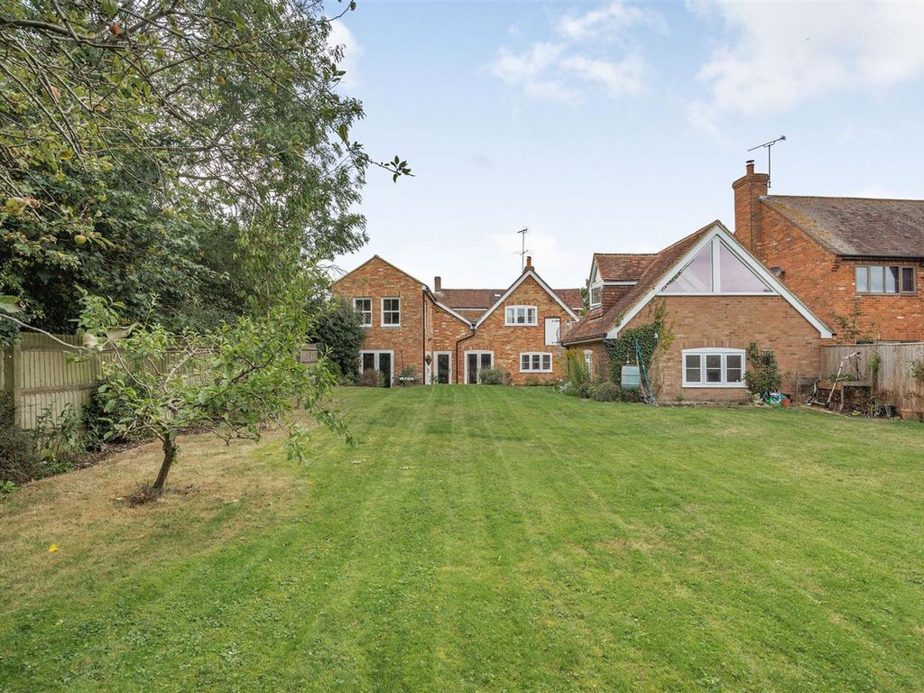 6 bed detached house for sale in 28 Winslow Road, Buckingham MK18, £850,000