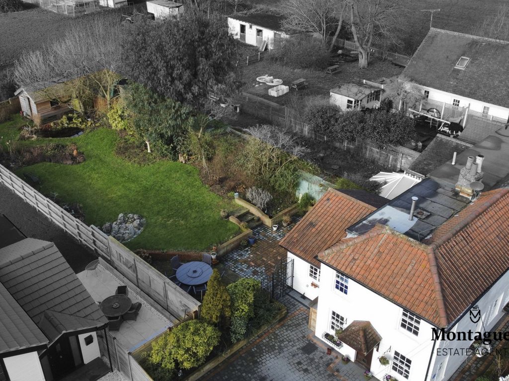 3 bed cottage for sale in Hoe Lane, Lambourne End RM4, £575,000