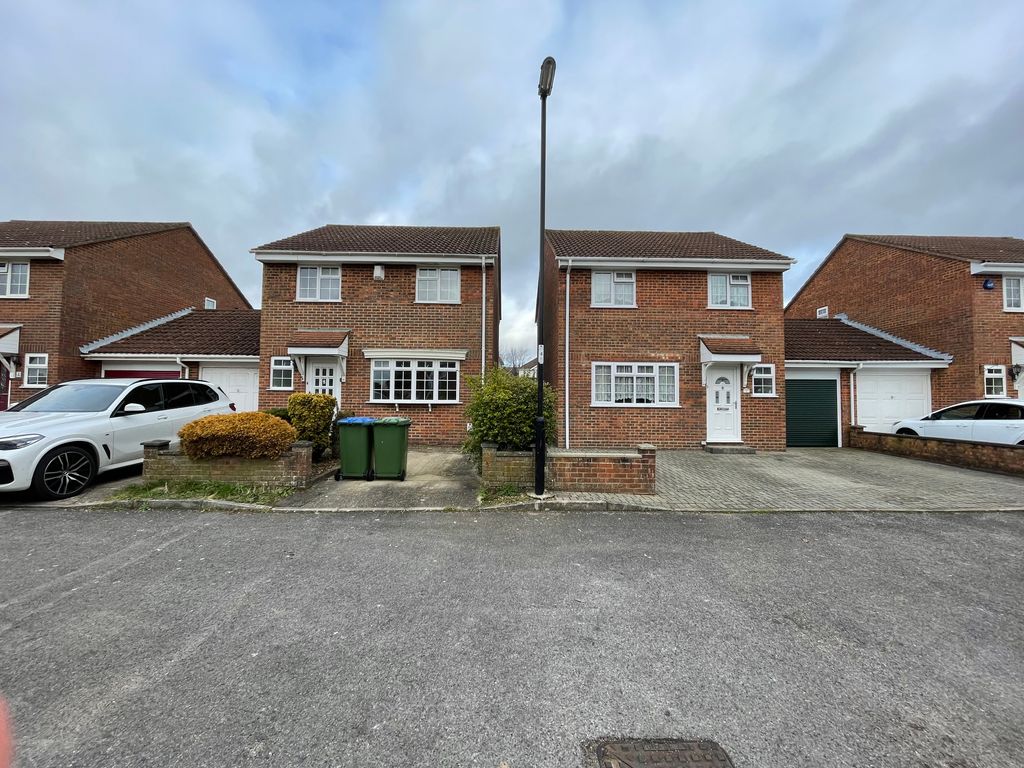 3 bed detached house to rent in Glencoyne Gardens, Southampton SO16, £1,950 pcm