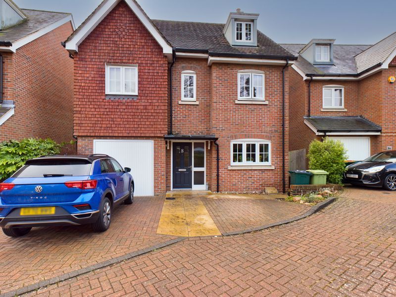 6 bed detached house for sale in St. Aidan Close, Crawley RH11, £625,000