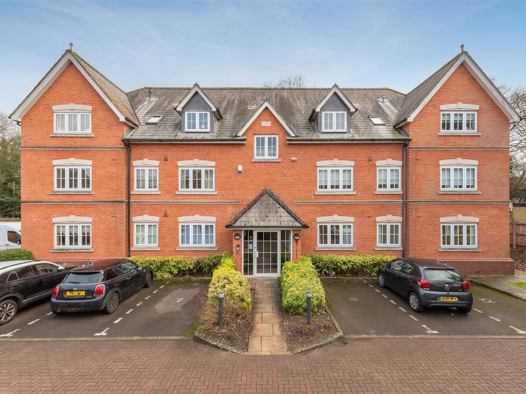 2 bed flat for sale in Sunninghill Road, Sunninghill, Ascot SL5, £395,000