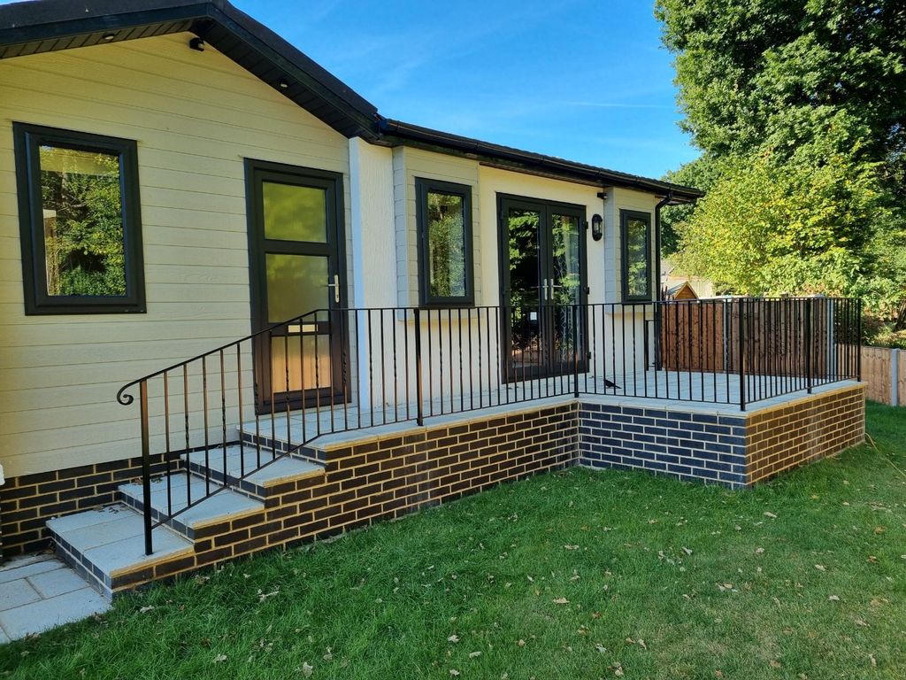 2 bed mobile/park home for sale in Third Avenue, Ravenswing Park, Aldermaston, Reading RG7, £350,000
