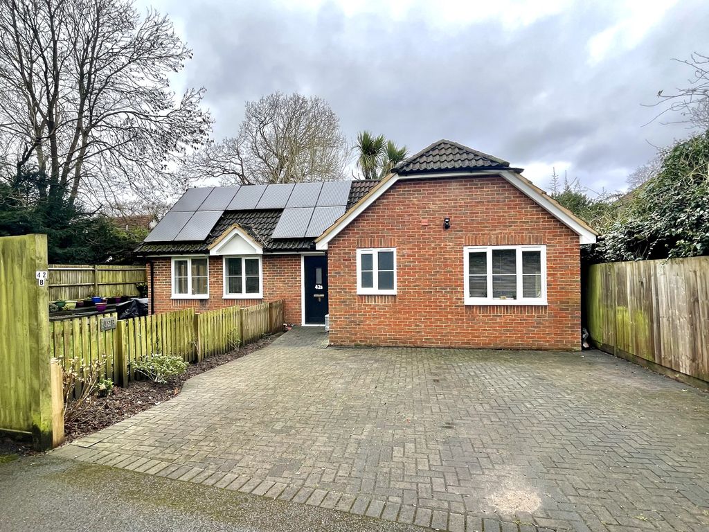 2 bed bungalow for sale in Harriotts Lane, Ashtead KT21, £565,000