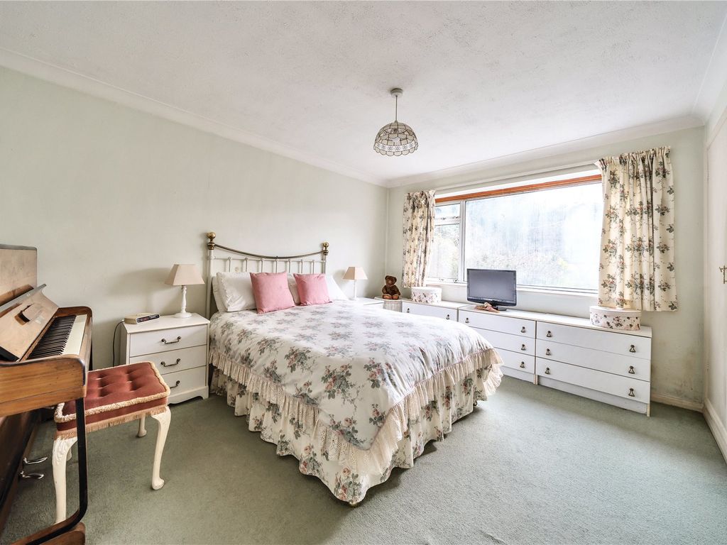 2 bed flat for sale in Bickley Road, Bromley BR1, £350,000