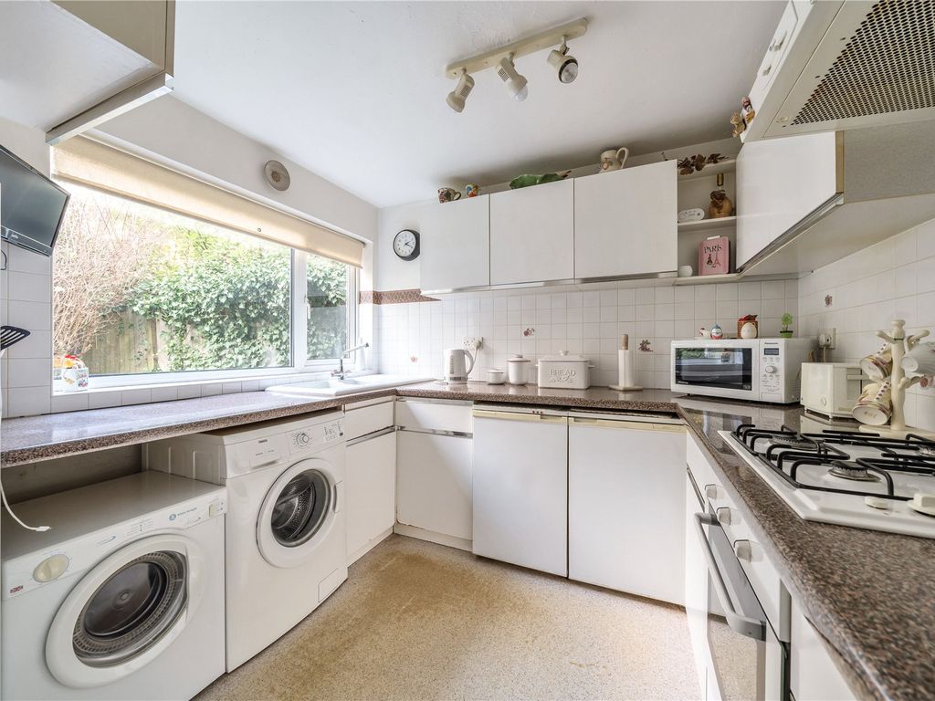 2 bed flat for sale in Bickley Road, Bromley BR1, £350,000