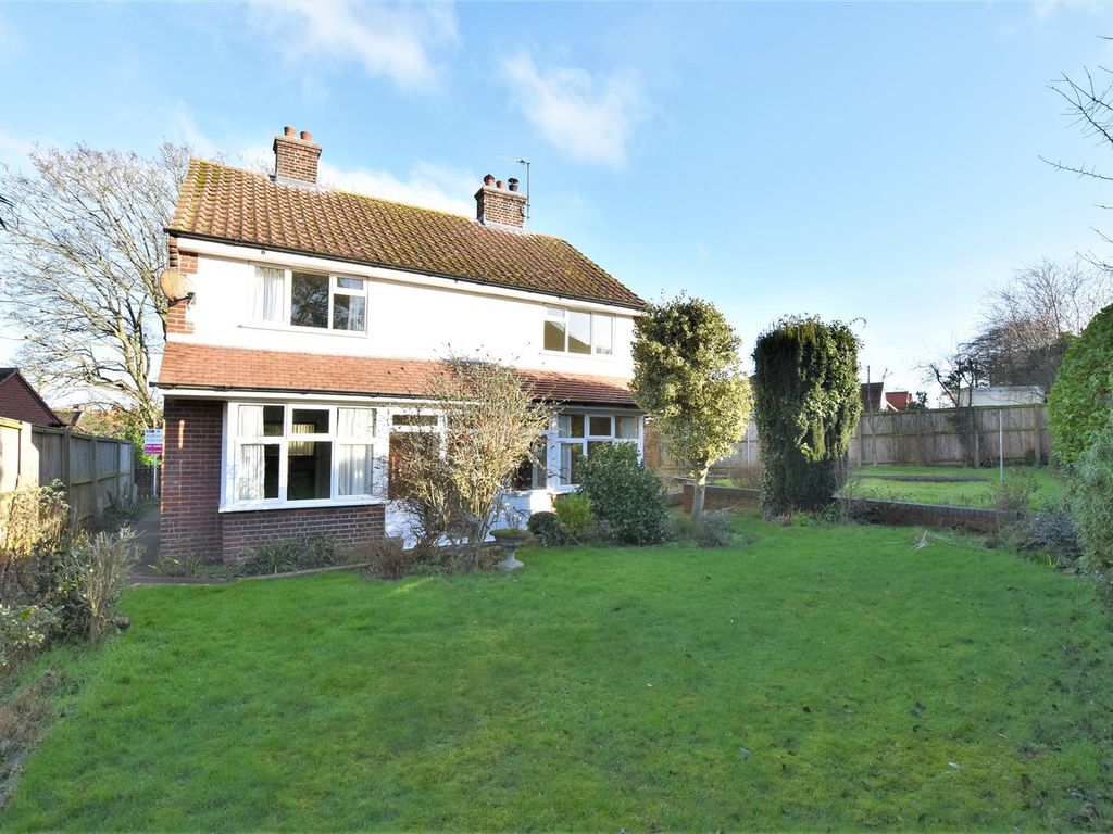 4 bed detached house for sale in Fearns Close, Cromer NR27, £325,000