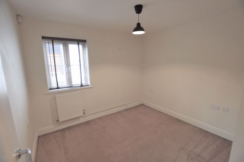 2 bed flat to rent in Fryers Lane, High Wycombe HP12, £1,150 pcm