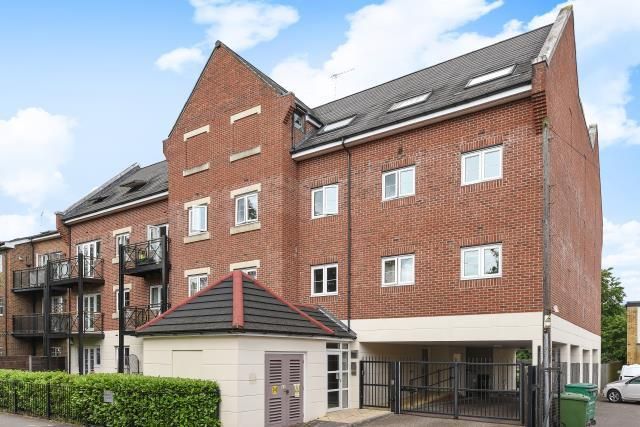 2 bed flat for sale in Rickmansworth, Hertfordshire WD3, £500,000