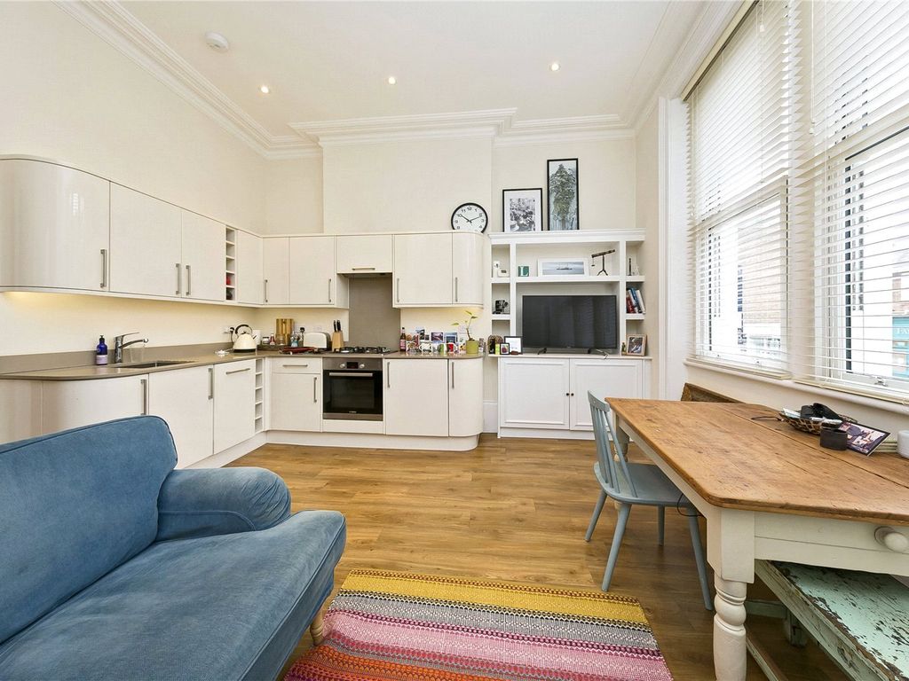 1 bed flat for sale in Petersham Road, Richmond TW10, £350,000