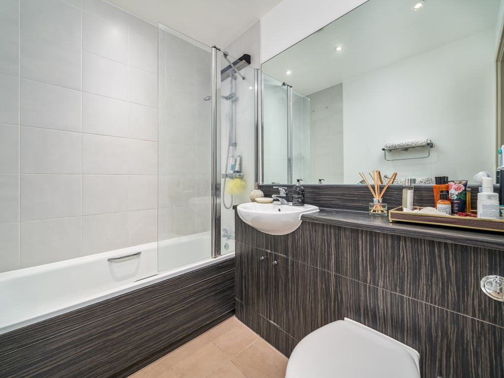 1 bed flat for sale in Juniper Drive, London SW18, £450,000