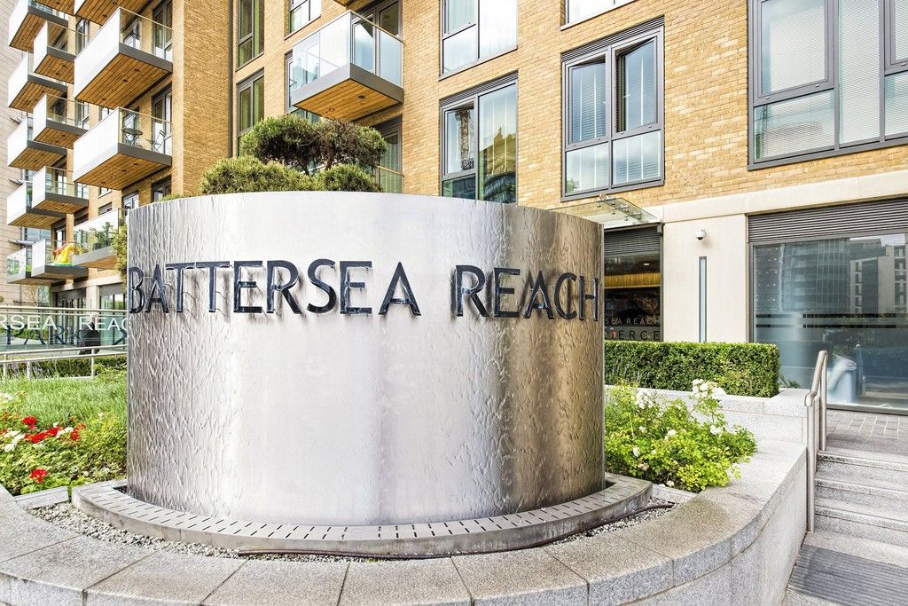 1 bed flat for sale in Juniper Drive, London SW18, £450,000