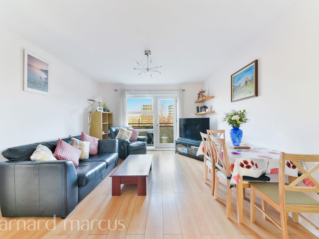 2 bed flat for sale in Bamber Road, London SE15, £425,000
