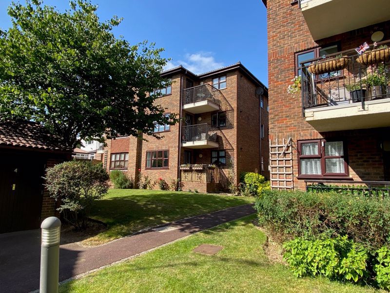 2 bed flat for sale in Parkhill Road, Bexley DA5, £340,000