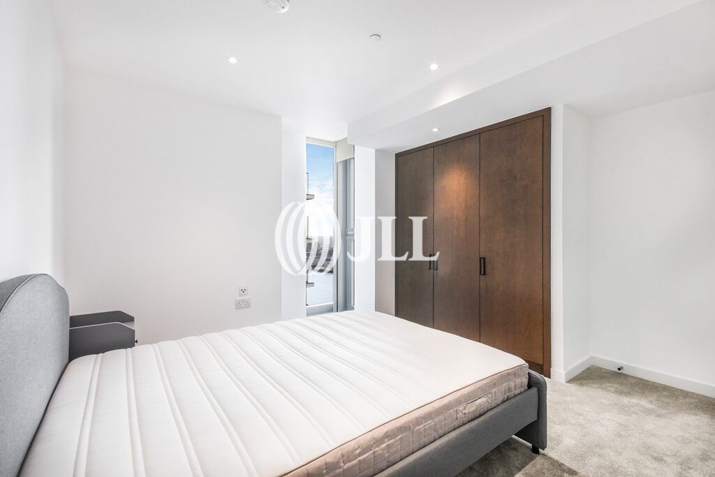 2 bed flat for sale in Marsh Wall, London E14, £1,030,000