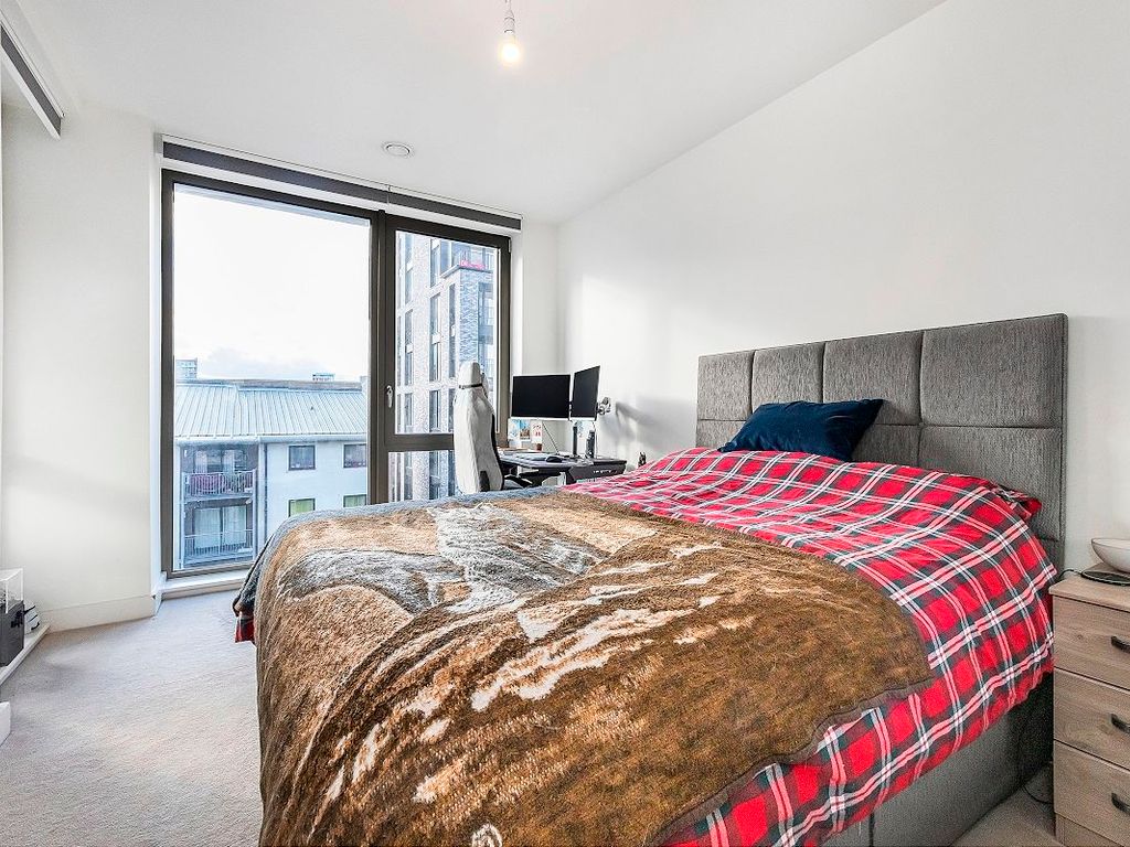 2 bed flat for sale in Flour Millers House, Aberfeldy Village E14, £485,000