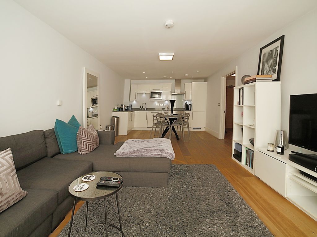 2 bed flat for sale in Kilburn Park Road, Kilburn NW6, £650,000