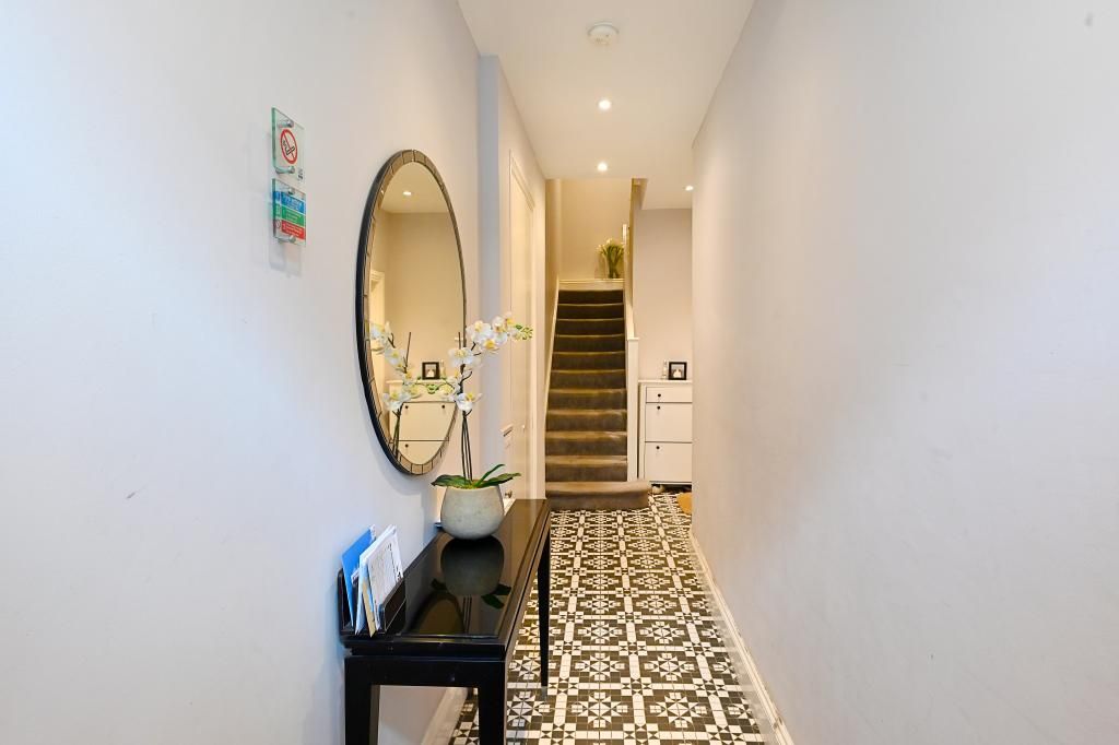 1 bed flat for sale in Oakley Street, Chelsea, London SW3, £700,000