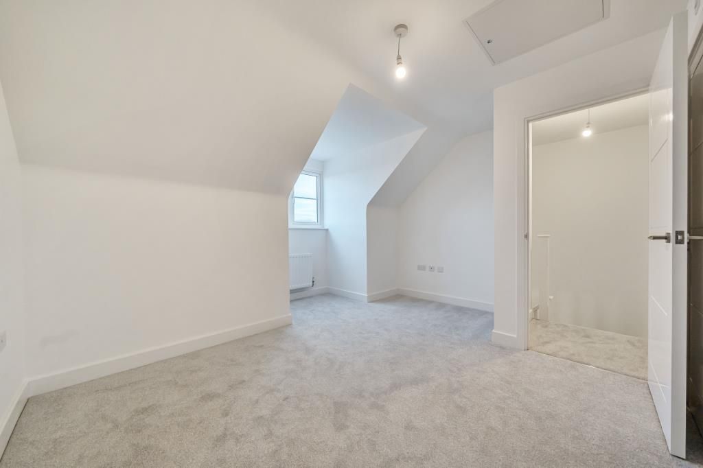 4 bed end terrace house to rent in Wokingham, Berkshire RG41, £2,500 pcm