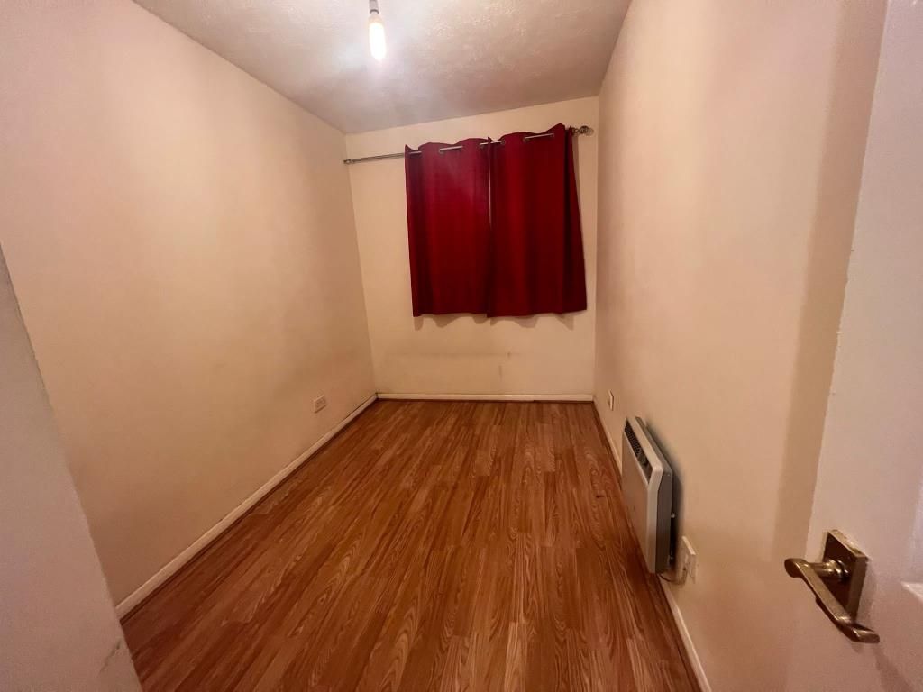 2 bed flat to rent in Slough, Berkshire SL2, £1,400 pcm