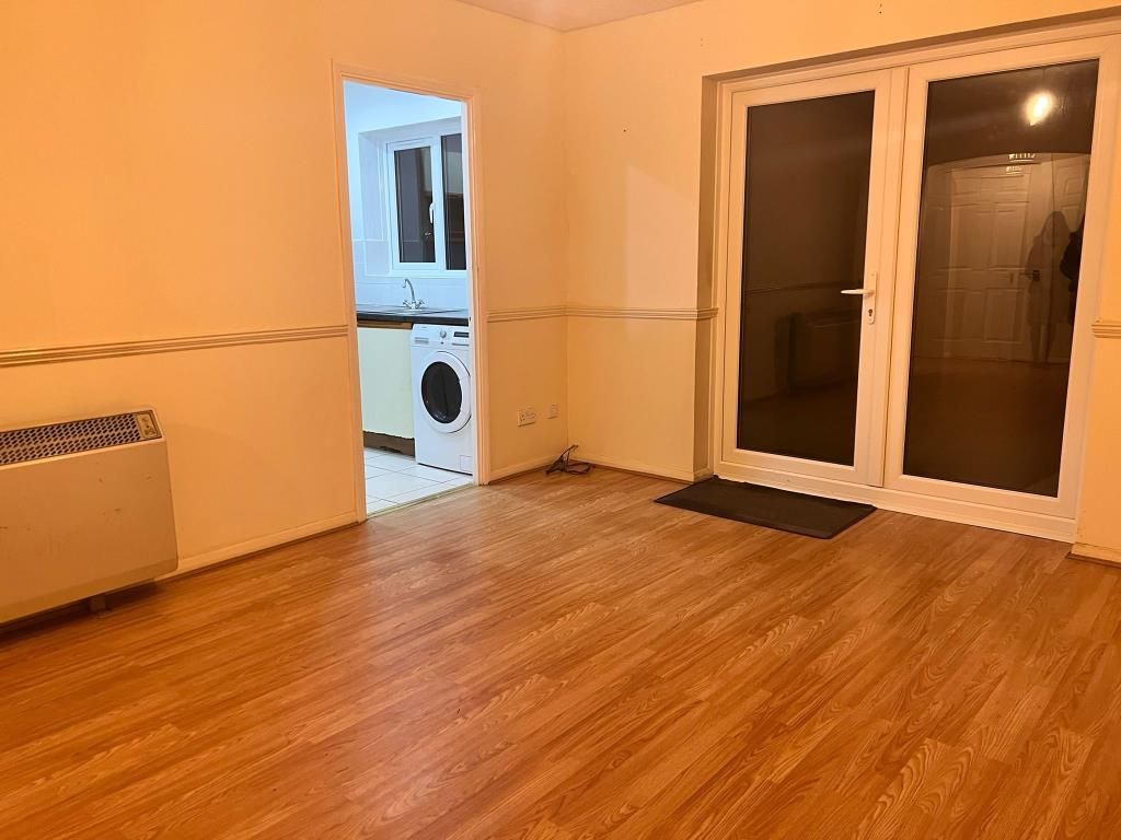 2 bed flat to rent in Slough, Berkshire SL2, £1,400 pcm