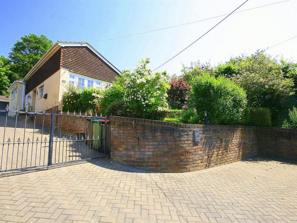 3 bed detached house for sale in Castle Hill Road, Totternhoe, Beds LU6, £600,000