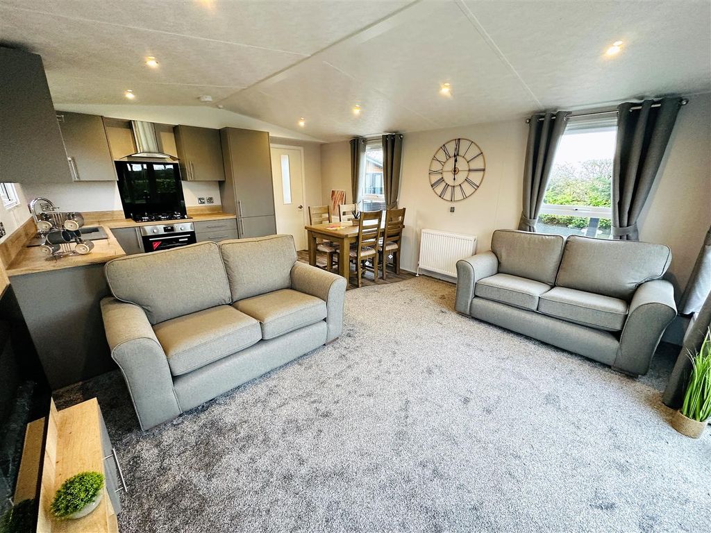 New home, 2 bed mobile/park home for sale in Cliffe Country Lodges, Cliffe Common, Selby YO8, £100,000