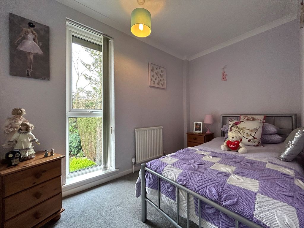 3 bed terraced house for sale in Greenham Wood, Bracknell, Berkshire RG12, £375,000