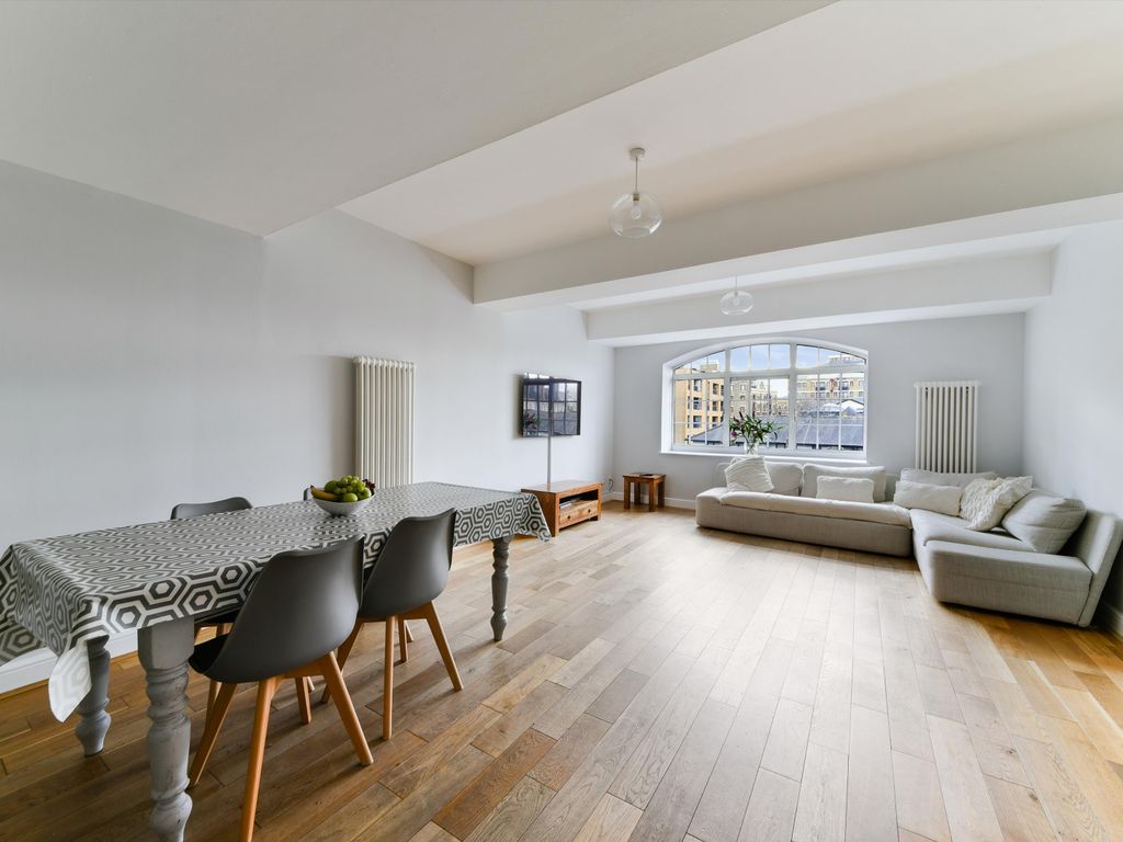 3 bed flat for sale in Prusoms Island, Wapping E1W., £900,000