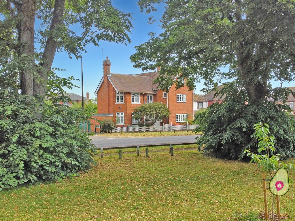 5 bed detached house for sale in Stroud Green, Newbury RG14, £525,000