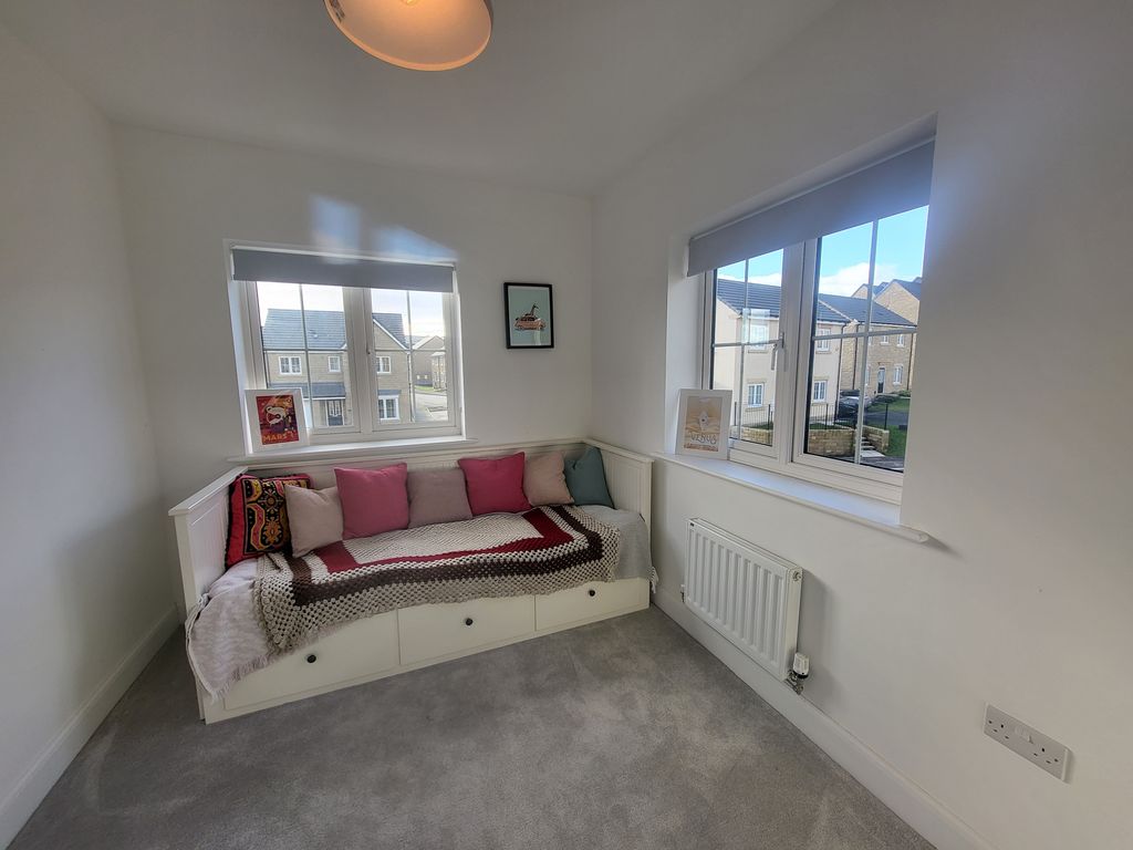 4 bed property to rent in Priestley Crescent, Apperley Bridge, Bradford BD10, £1,800 pcm