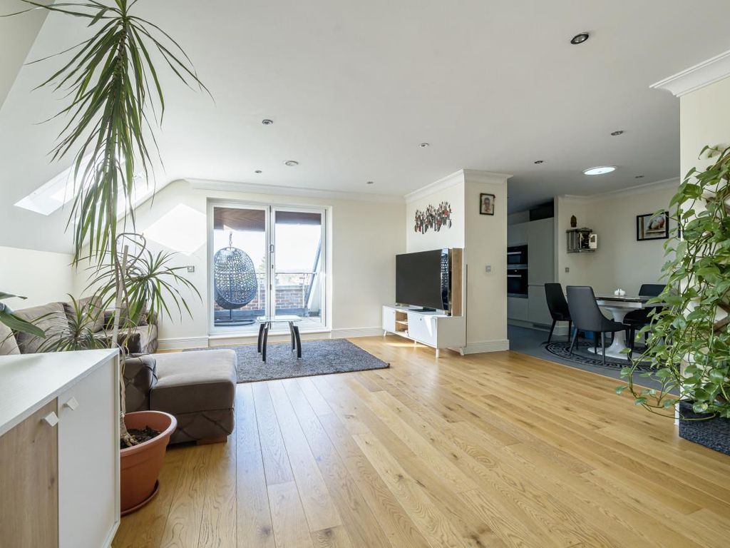 2 bed flat for sale in Landsdowne Court, 114 Nether Street, West Finchley N12, £780,000